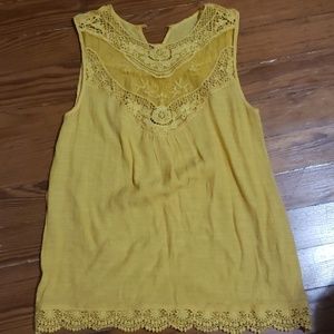 A dip of Darling yellow tank